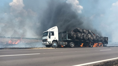 Voraz incendio consumió la carga de un camión que transportaba pasturas