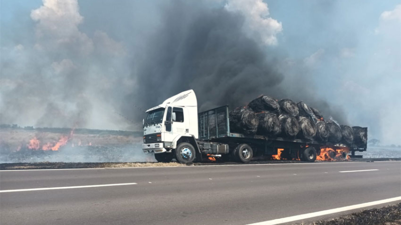 Voraz incendio consumió la carga de un camión que transportaba pasturas