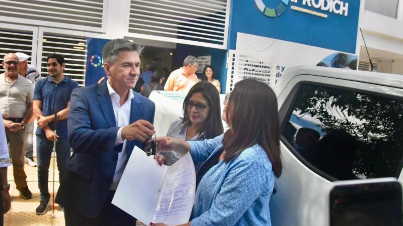 El gobernador entregó a Iprodich un vehículo 4x4