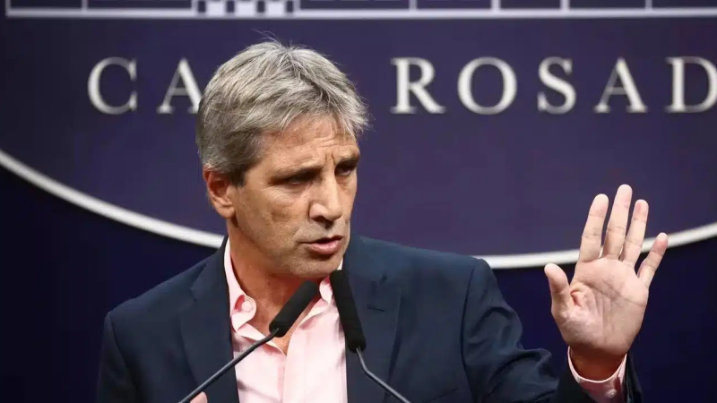 Caputo dijo que cuando liberen las restricciones cambiarias "no va a haber problemas para la gente ni saltos devaluatorios"