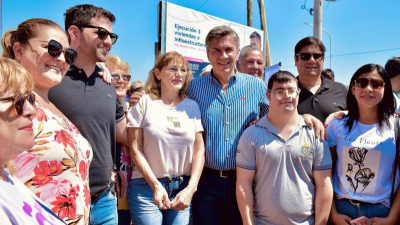 El gobernador entregó viviendas a familias del paraje El Palmar