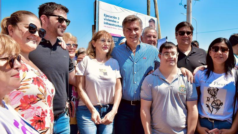El gobernador entregó viviendas a familias del paraje El Palmar
