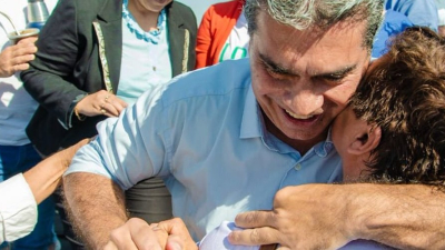 "Hay muchos oficialísimos y una sola oposición que somos nosotros"