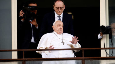 El papa Francisco recibió el alta y reapareció en público después de estar más de un mes internado