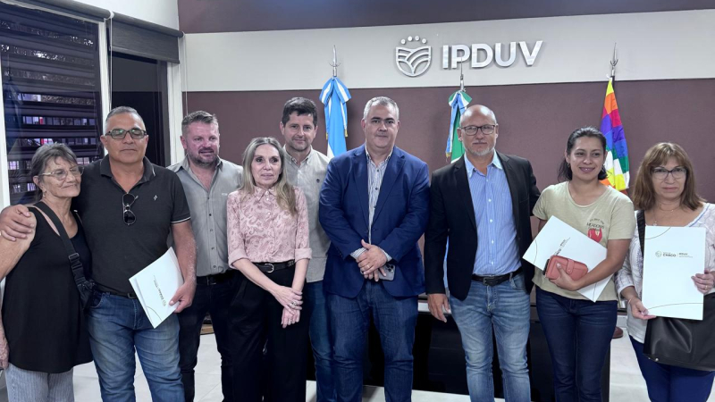 El IPDUV entregó créditos de "Chaco a la obra" a vecinos del área Metropolitana