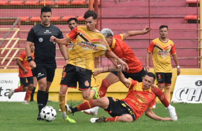Sarmiento aprovechó los errores rivales y venció a CUNE en su casa