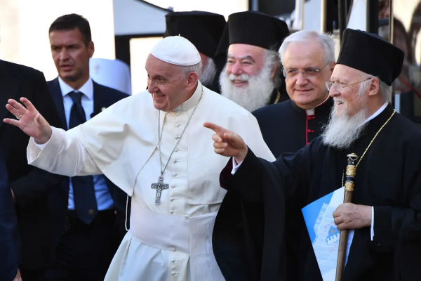El papa Francisco saluda a los fieles junto al Patriarca Ecuménico de la Iglesia Ortodoxa, Bartolomé I, al llegar después de su misa en la 'Rotonda' en el Lungomare de Bari, para reunirse con otros líderes religiosos en la Basílica Pontificia de San Nicolás en Bari, en la región de Apulia, en el sur de Italia, el 7 de julio de 2018. ALBERTO PIZZOLI - AFP.