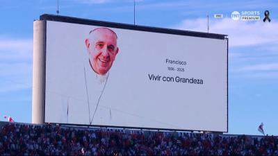 Emotivo minuto de silencio por el papa Francisco antes del Superclásico en el Monumental