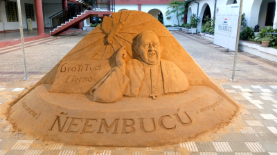 Una escultura de arena inmortaliza el recuerdo del Papa Francisco