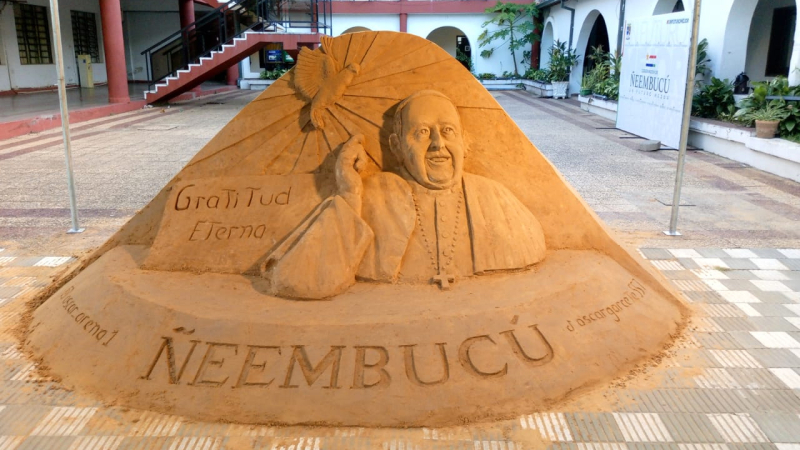 Una escultura de arena inmortaliza el recuerdo del Papa Francisco