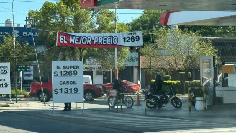 Las petroleras preparan un aumento del 5% en naftas y gasoil por la suba del petróleo