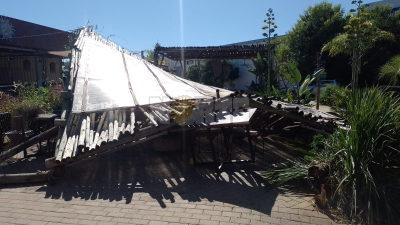 Colapsó la estructura de una cafetería y una mujer terminó lesionada