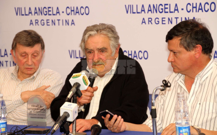 54 MUJICA EN LA MUESTRA.JPG