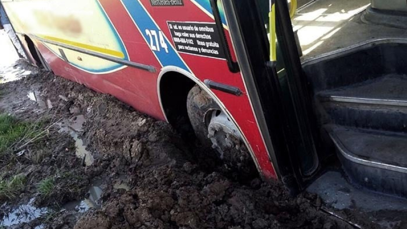 Vecinos del barrio Barrio 17 de Julio en jaque por la crisis del transporte público