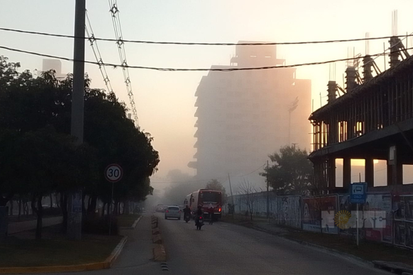 Espesa niebla sobre la ciudad de Resistencia