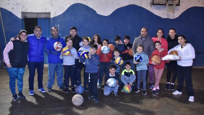 Margarita Belén: visita y entrega de elementos deportivos en el CEF 23