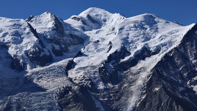 Desesperada búsqueda en los Alpes de un montañista argentino que se cayó mientras hacía parapente