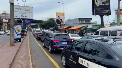 Largas filas de autos para conseguir precios más accesibles en la triple frontera