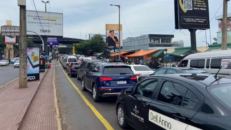 Largas filas de autos para conseguir precios más accesibles en la triple frontera