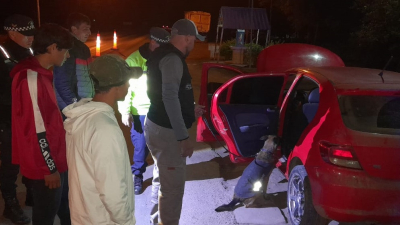 Circulaban con droga escondida en las puertas del auto: los detuvieron en un control sobre ruta 90
