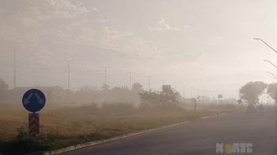 La neblina sorprendió este domingo a la ciudad y desafió a los conductores