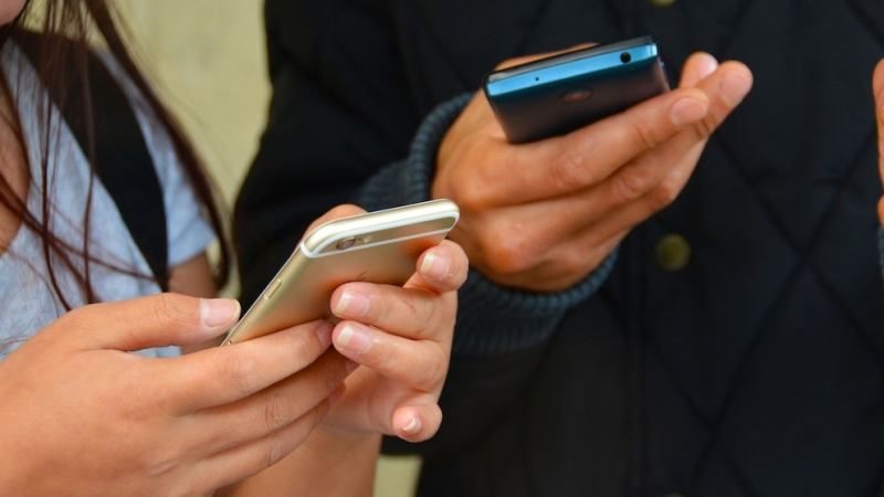 Salta y Neuquén prohibirán el uso de celulares en las escuelas