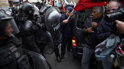 Jubilados marcharon hacia el Congreso y la Policía aplicó el protocolo antipiquetes