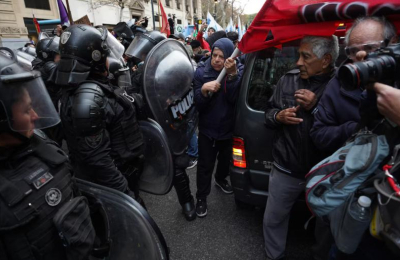 Jubilados marcharon hacia el Congreso y la Policía aplicó el protocolo antipiquetes