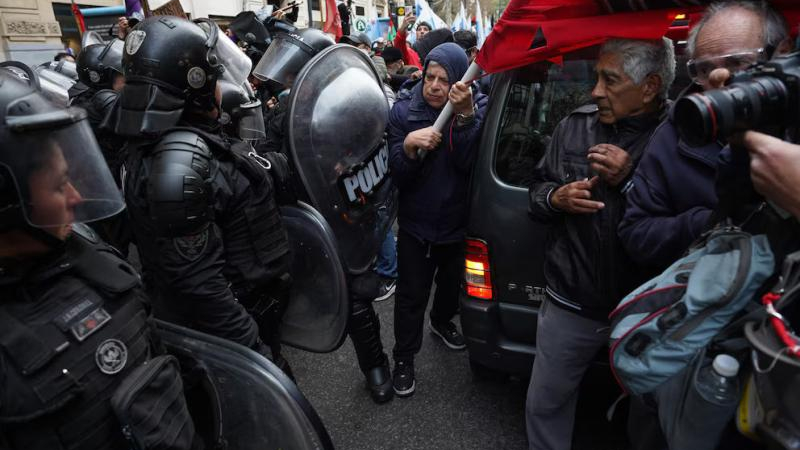 Jubilados marcharon hacia el Congreso y la Policía aplicó el protocolo antipiquetes