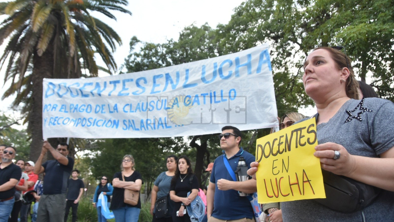 Docentes reclamaron el pago de la cláusula gatillo y criticaron "lentitud" de sindicatos