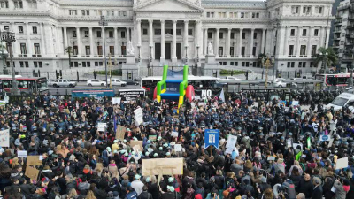 Miles de personas reclamaron contra el veto de Milei