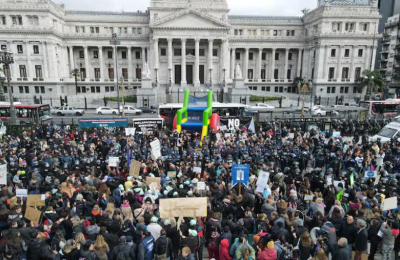 Miles de personas reclamaron contra el veto de Milei