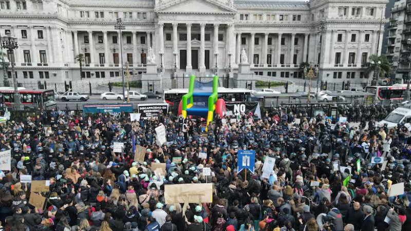 Miles de personas reclamaron contra el veto de Milei