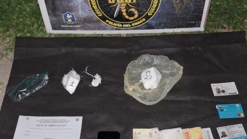 Vendían droga en un auto: ella cumplía prisión domiciliaria y él usaba tobillera electrónica