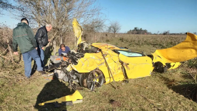 Una Ferrari se despistó y terminó destrozada dentro de un campo