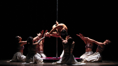 Música, danza y artes visuales en un viaje por el rock nacional