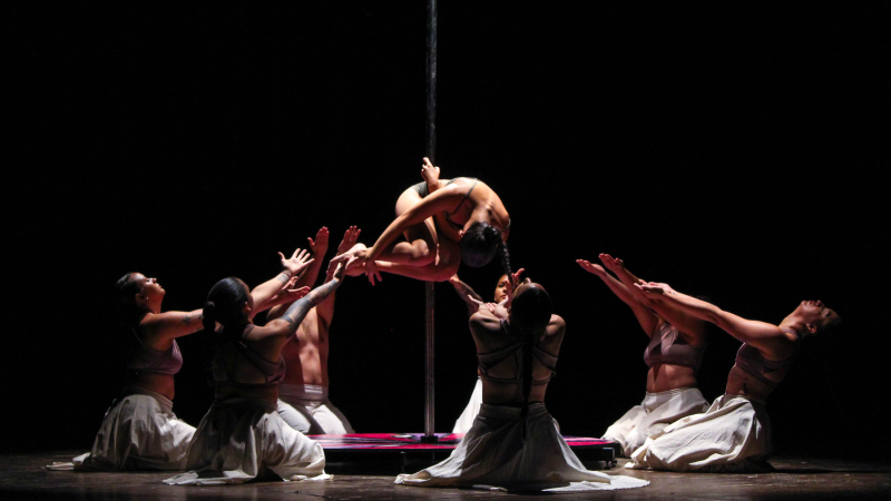 Música, danza y artes visuales en un viaje por el rock nacional