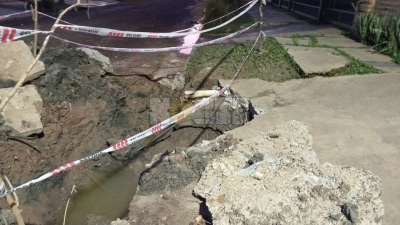 Sin agua y con el bache hasta el cuello: el reclamo de una vecina que Sameep no escucha