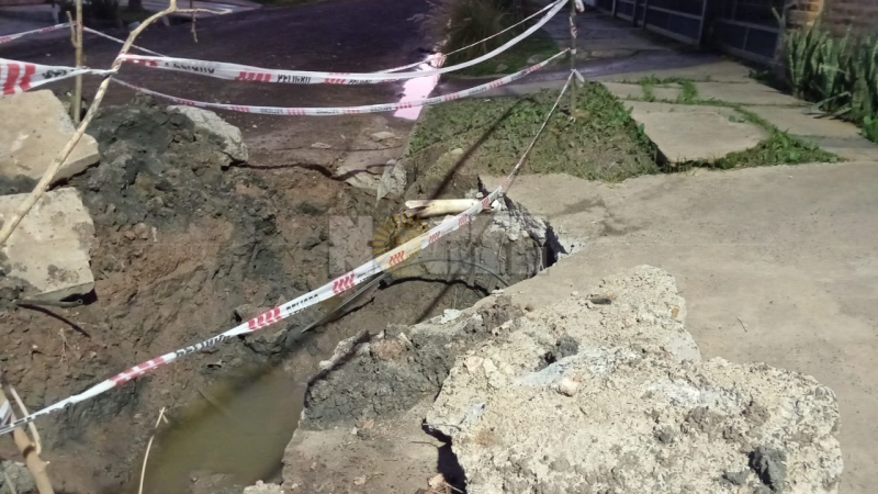 Sin agua y con el bache hasta el cuello: el reclamo de una vecina que Sameep no escucha