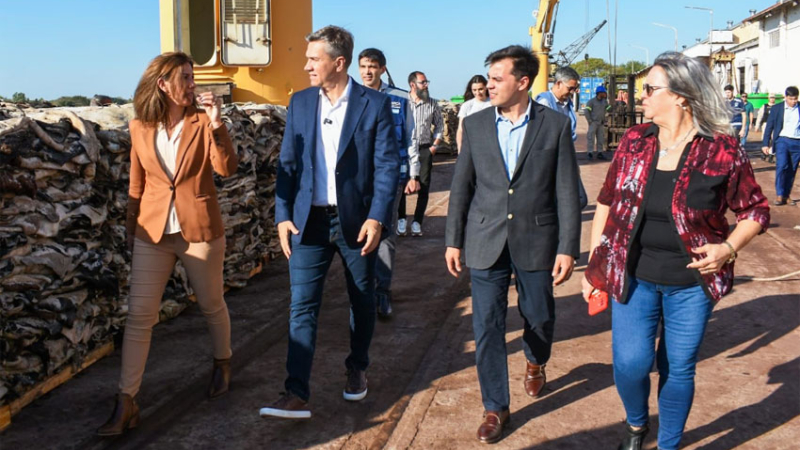 El gobernador presenció otra jornada de carga de contenedores para exportar