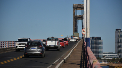 Ligera congestión y reparaciones en las barandas del puente Chaco-Corrientes