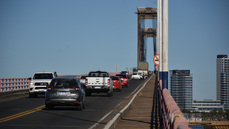 Ligera congestión y reparaciones en las barandas del puente Chaco-Corrientes