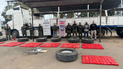 Interceptan camión con 417 kilos de cocaína ocultos en neumáticos