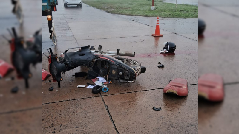 Motociclista chocó con un camión en el acceso a Resistencia: está en grave estado