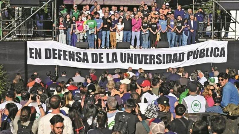 Milei propone eliminar pisos de financiamiento en educación, ciencia y defensa