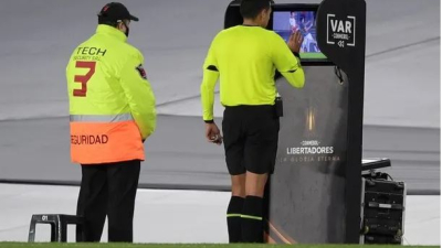 La Conmebol anuncia un cambio histórico en el VAR: se aplicará a partir de cuartos de final