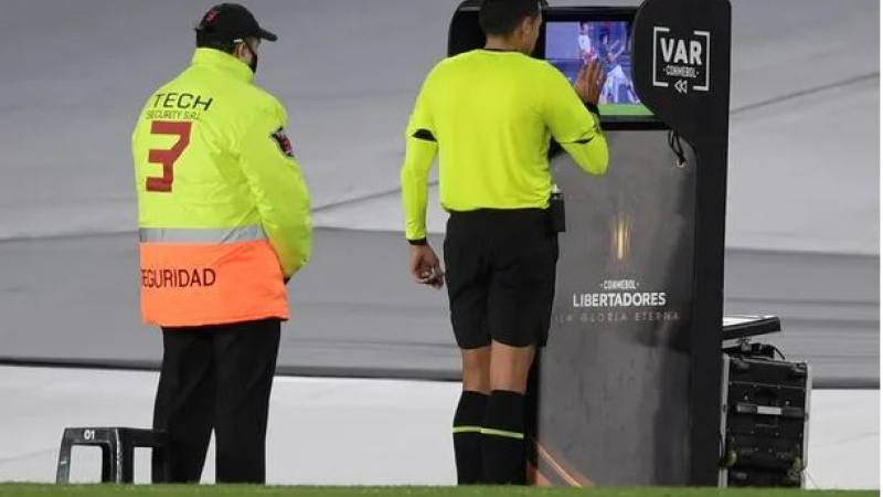 La Conmebol anuncia un cambio histórico en el VAR: se aplicará a partir de cuartos de final