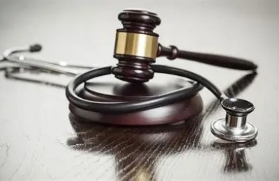 El ejercicio de la medicina y la actividad comercial