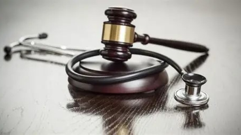 El ejercicio de la medicina y la actividad comercial