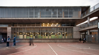 Terminan sus estudios en tiempo previsto más alumnos que antes, pero aprenden menos
